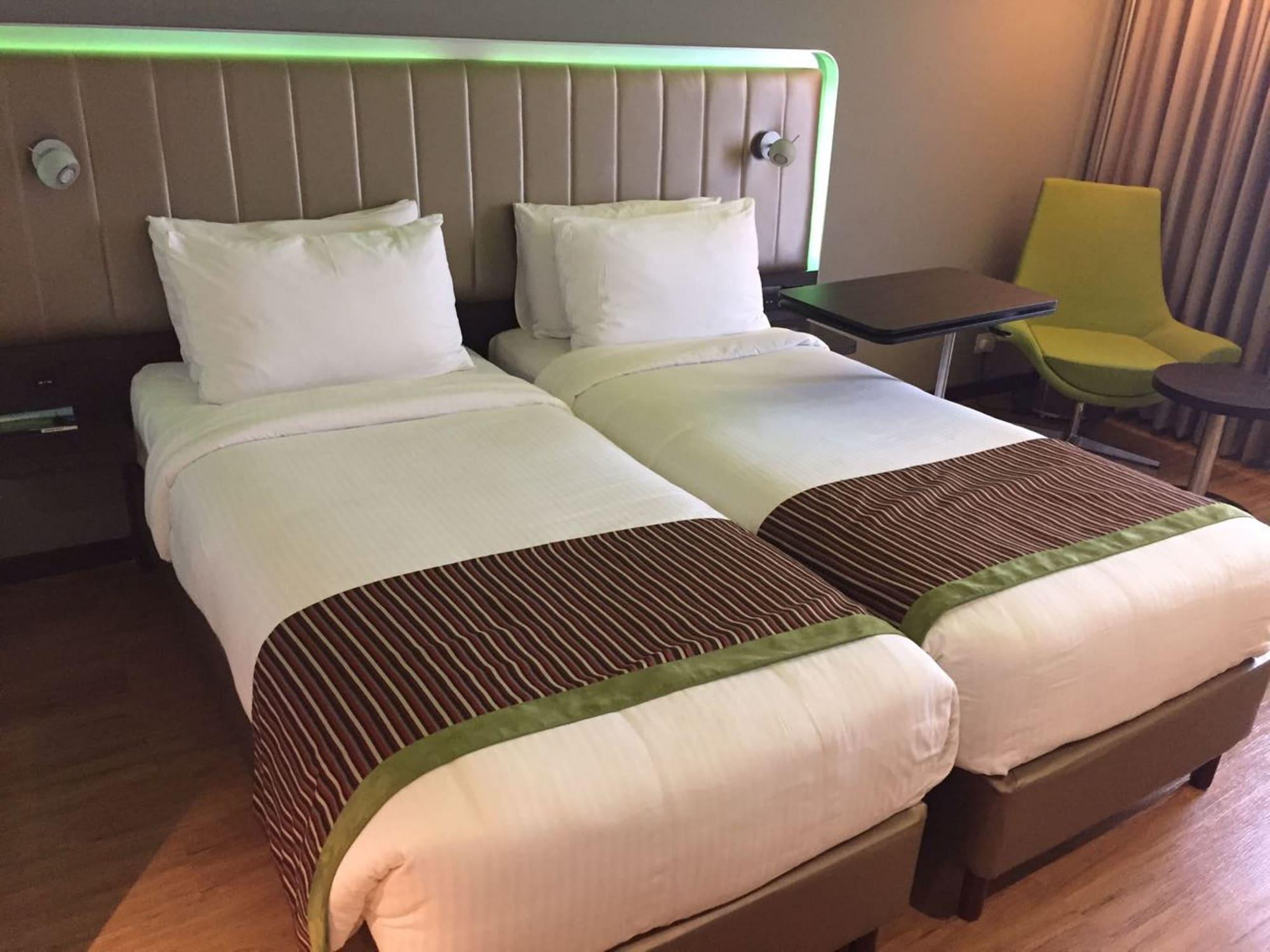 Park Inn By Radisson,South Delhi New Delhi Exterior photo A room at the Holiday Inn Express in London